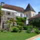 In the Périgord Noir, beautiful house with park, swimming pool and outbuilding in a village with small shops. Ideal for a large family house, possibility of chambres d'hôtes. Quiet location. Between Brive and Périgueux.